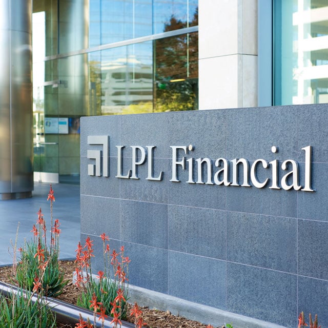 LPL Recruits $2.1B Team From Raymond James in Texas