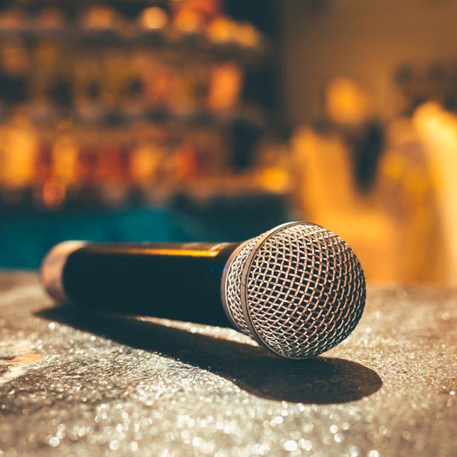 e6/c9/38e8d19b413eb467658b2433f80f/microphone-on-stage-drop-adobe-640.jpg